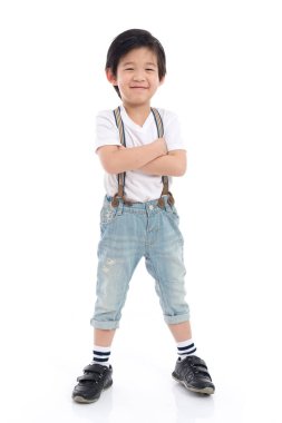 Şirin Asyalı çocuk beyaz t-shirt ve kot pantolon 