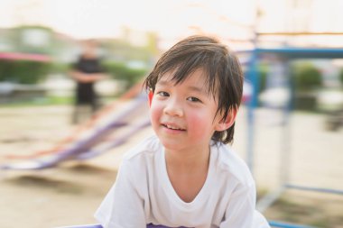  Asyalı çocuk carousel eğleniyor