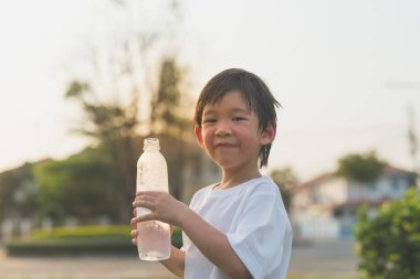 Sian çocuk suyu şişeden içer. 