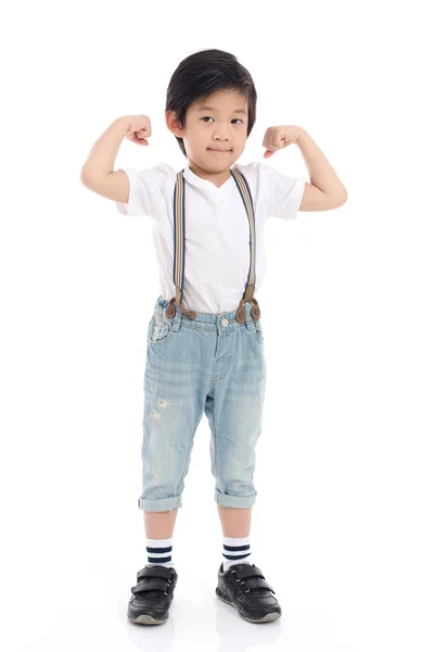 Roztomilé Asijské dítě ukazuje jeho biceps — Stock fotografie