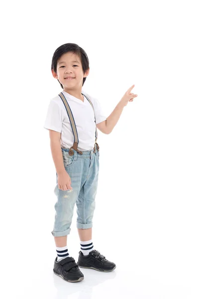 Niño asiático en camiseta blanca y jeans señalando — Foto de Stock