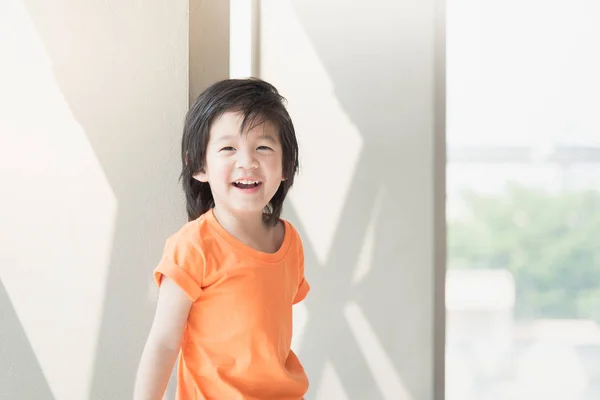 かわいいアジアの子の肖像画 — ストック写真