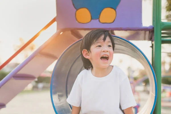 Criança brincando no parque infantil — Fotografia de Stock