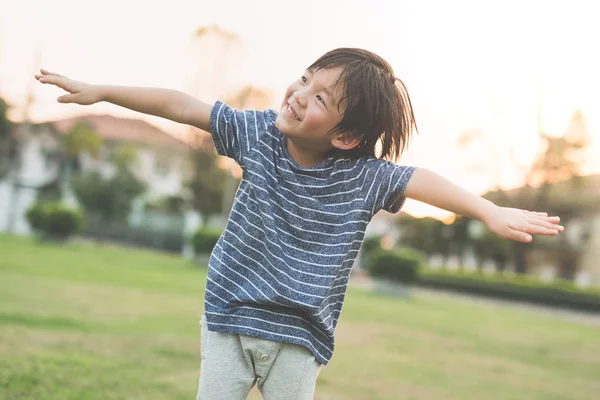 Asiatisches Kind spielt Pilot — Stockfoto