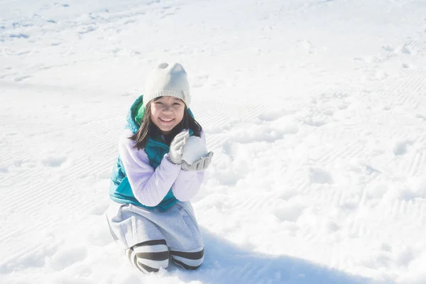 Heureuse fille asiatique souriant en plein air dans la neige sur la journée froide d'hiver — Photo