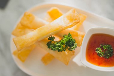 Tatlı biber sosu ile Çin böreği. Modern Asya mutfağı. Modern Asya Mutfağı.