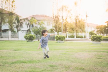 Asyalı çocuk oyun pilot pilot 