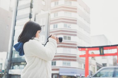 Asyalı kız kamerayla resim çekme