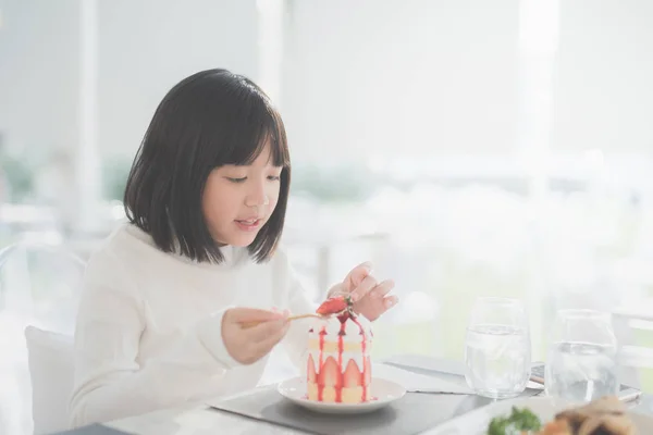 Asiatisk flicka äter shortcake — Stockfoto