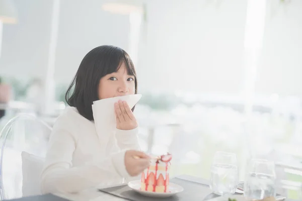 Asiatisk flicka äter shortcake — Stockfoto