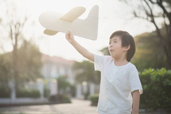 かわいいアジアの子ダン ボール飛行機を再生 — ストック写真