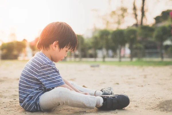 Asiático niño jugando con arena — Foto de Stock