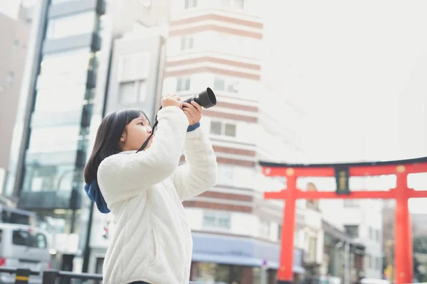 Asiática chica con cámara tomando fotos —  Fotos de Stock