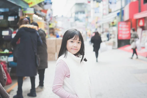 Азиатская девочка гуляет по городу — стоковое фото