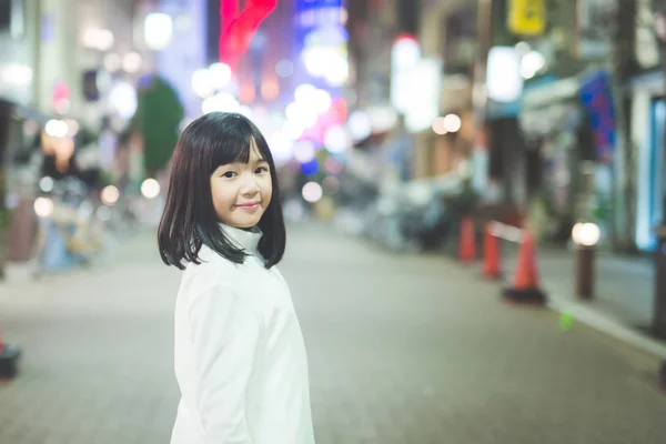 Menina asiática menina andando na noite cidade rua — Fotografia de Stock