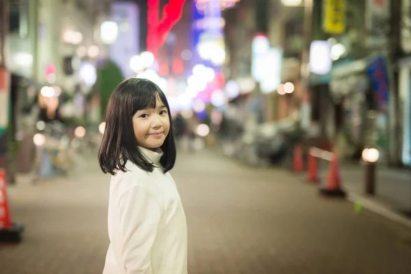 Chica asiática Chica caminando en la noche ciudad calle —  Fotos de Stock