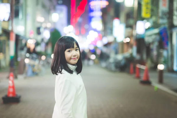 Menina asiática menina andando na noite cidade rua — Fotografia de Stock