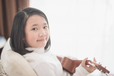 Asyalı kız oyun ukulele