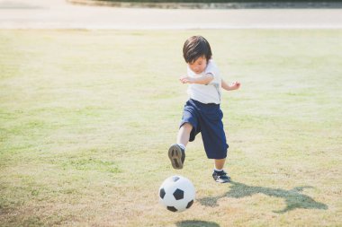 çocuğun futbol tekme 