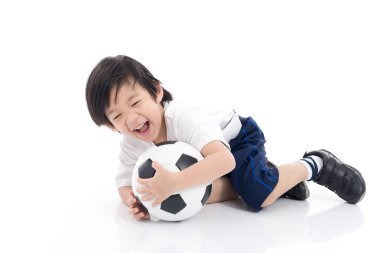  Asyalı çocuk beyaz arka plan üzerinde futbol ile