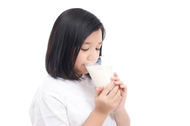 Asian kız beyaz zemin üzerine bir bardak süt içme