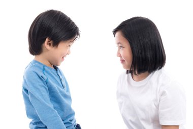 Beyaz arka plan üzerinde oturan Asya çocuk