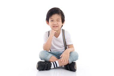 Asyalı çocuk beyaz arka plan üzerinde oturan 