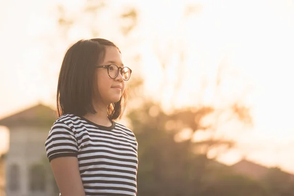Menina asiática vestindo óculos olhando — Fotografia de Stock