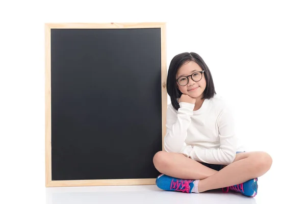 Asiatico ragazza con lavagna — Foto Stock