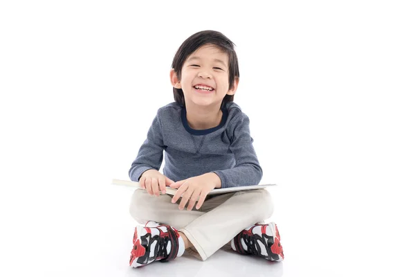 Asyalı çocuk kafasında kitapla — Stok fotoğraf