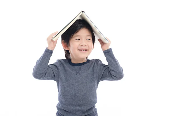 Ασίας αγόρι με βιβλίο στο κεφάλι — Φωτογραφία Αρχείου