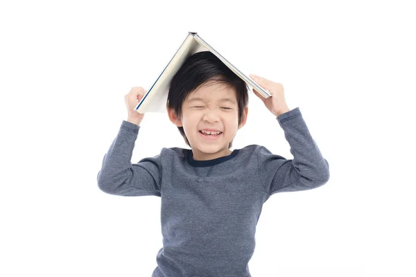 Aziatische jongen met boek op hoofd — Stockfoto