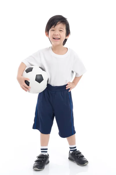 Azjatycki dziecko z piłki nożnej na białym tle — Zdjęcie stockowe