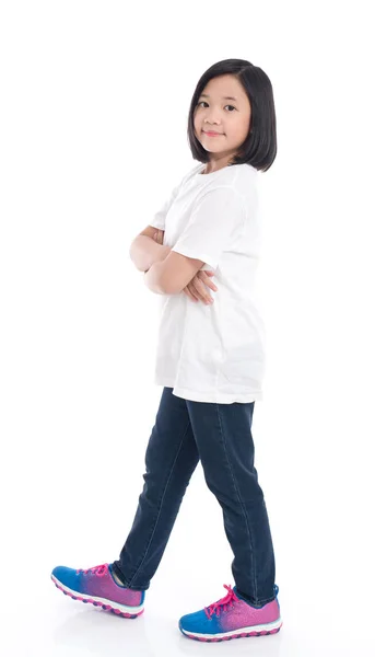 Leuke Aziatische meisje in wit t-shirt en jeans permanent op witte achtergrond geïsoleerd — Stockfoto