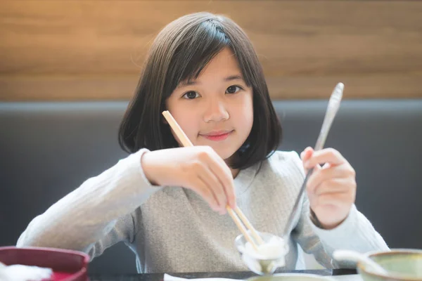 Menina asiática comendo sukiyaki — Fotografia de Stock