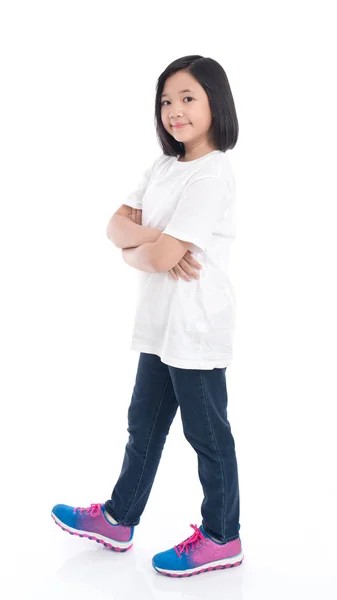 可爱的亚洲女孩，在白色的 t 恤和牛仔裤站在孤立的白色背景 — 图库照片