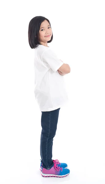 Menina asiática bonito em t-shirt branca e jeans de pé sobre fundo branco isolado — Fotografia de Stock