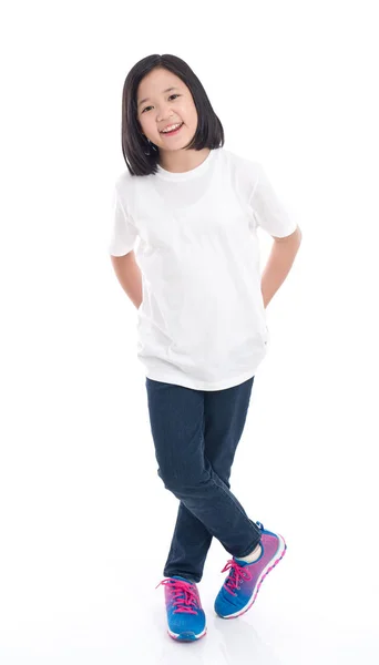 Menina asiática bonito em t-shirt branca e jeans de pé sobre fundo branco isolado — Fotografia de Stock