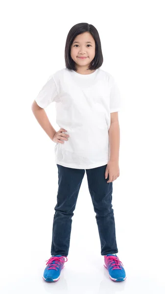 Carino ragazza asiatica in bianco t-shirt e jeans in piedi su sfondo bianco isolato — Foto Stock