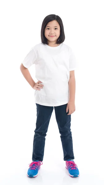 Menina asiática bonito em t-shirt branca e jeans de pé sobre fundo branco isolado — Fotografia de Stock