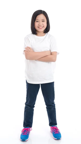 Leuke Aziatische meisje in wit t-shirt en jeans permanent op witte achtergrond geïsoleerd — Stockfoto