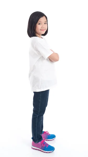 Menina asiática bonito em t-shirt branca e jeans de pé sobre fundo branco isolado — Fotografia de Stock