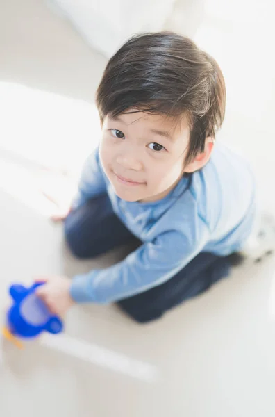 Азиатский ребёнок играет в игрушечный самолет — стоковое фото