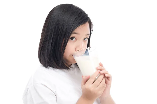 Азиатка пьет молоко из стакана на белом фоне — стоковое фото