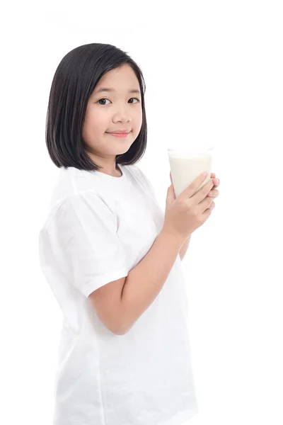 Gadis Asia memegang segelas susu di latar belakang putih — Stok Foto
