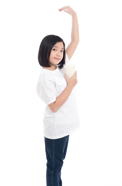 Menina asiática segurando vidro de leite no fundo branco — Fotografia de Stock