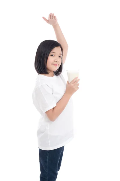 Menina asiática segurando vidro de leite no fundo branco — Fotografia de Stock