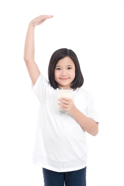 Chica asiática sosteniendo vaso de leche sobre fondo blanco — Foto de Stock