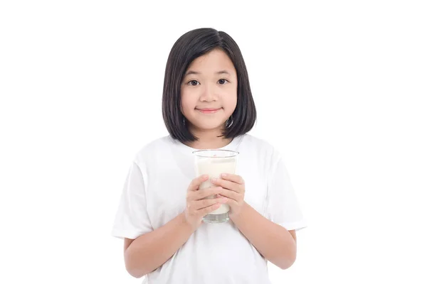 Chica asiática sosteniendo vaso de leche sobre fondo blanco — Foto de Stock