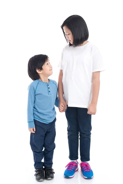 Asiatische Kinder halten Hand zusammen auf weißem Hintergrund isoliert — Stockfoto